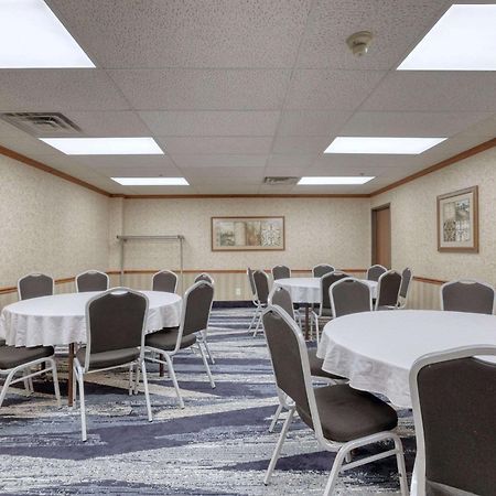 Comfort Suites Appleton Airport Exterior photo