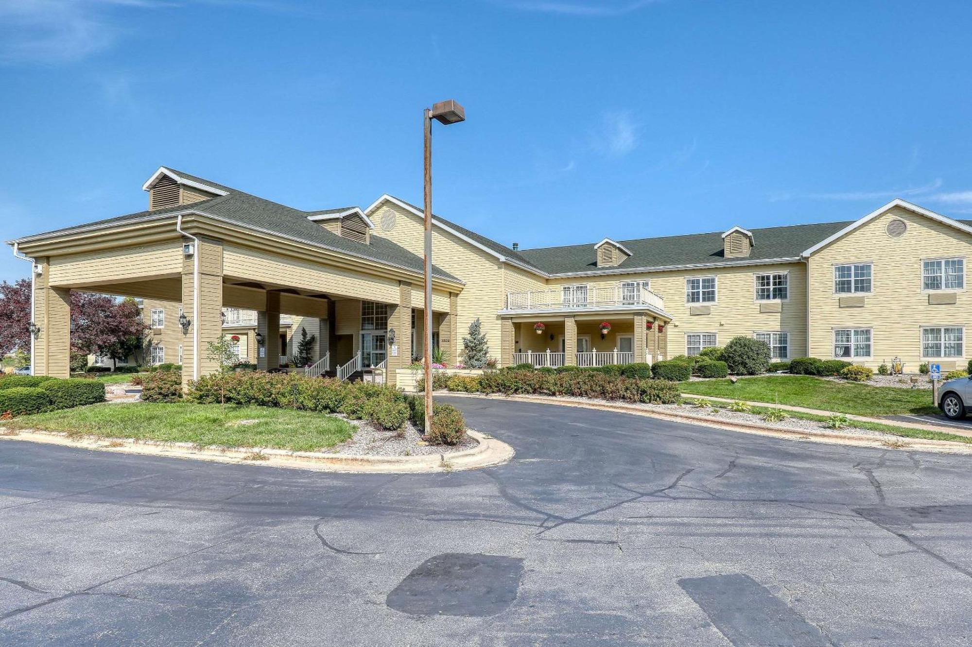 Comfort Suites Appleton Airport Exterior photo