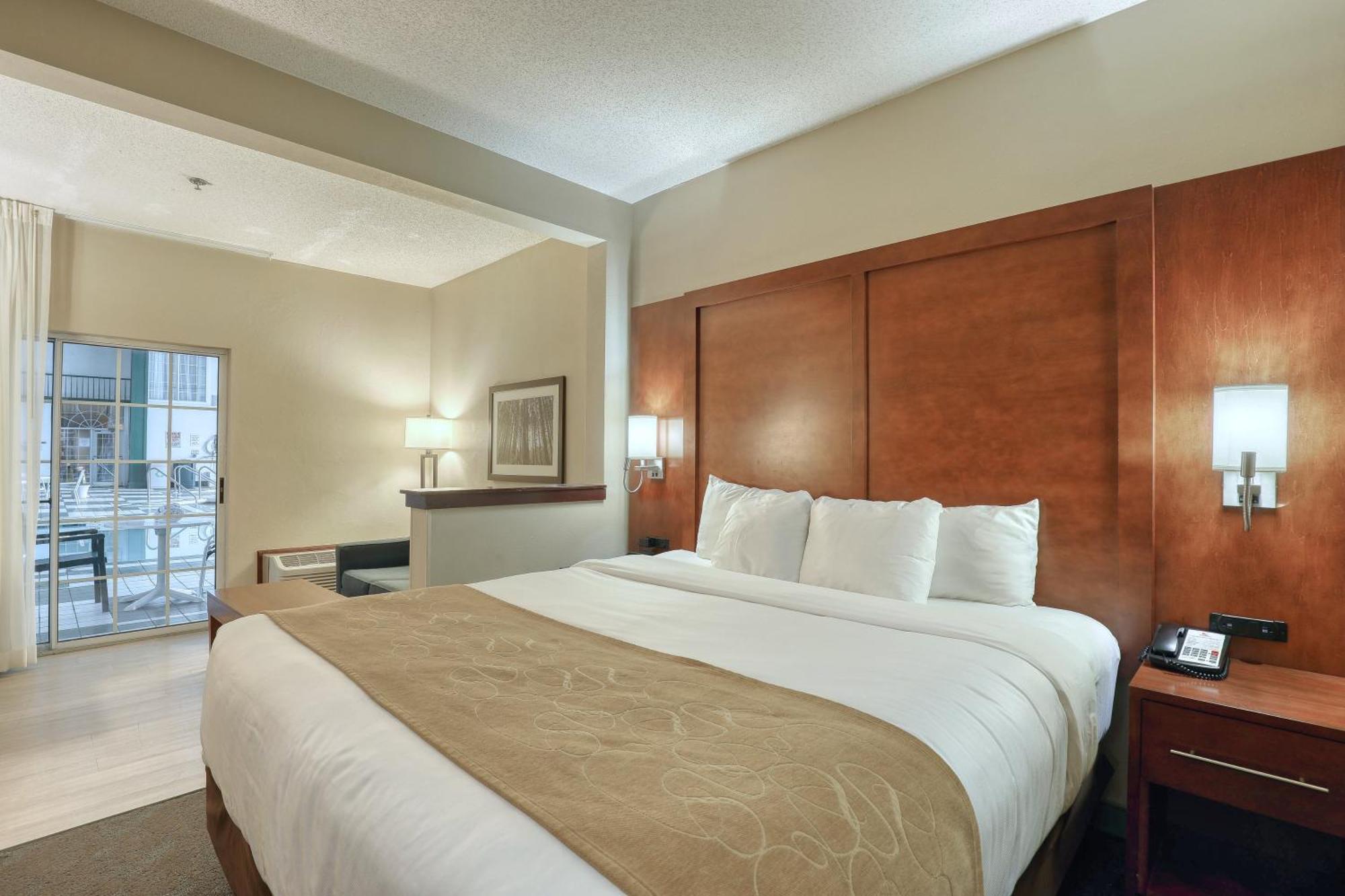 Comfort Suites Appleton Airport Exterior photo