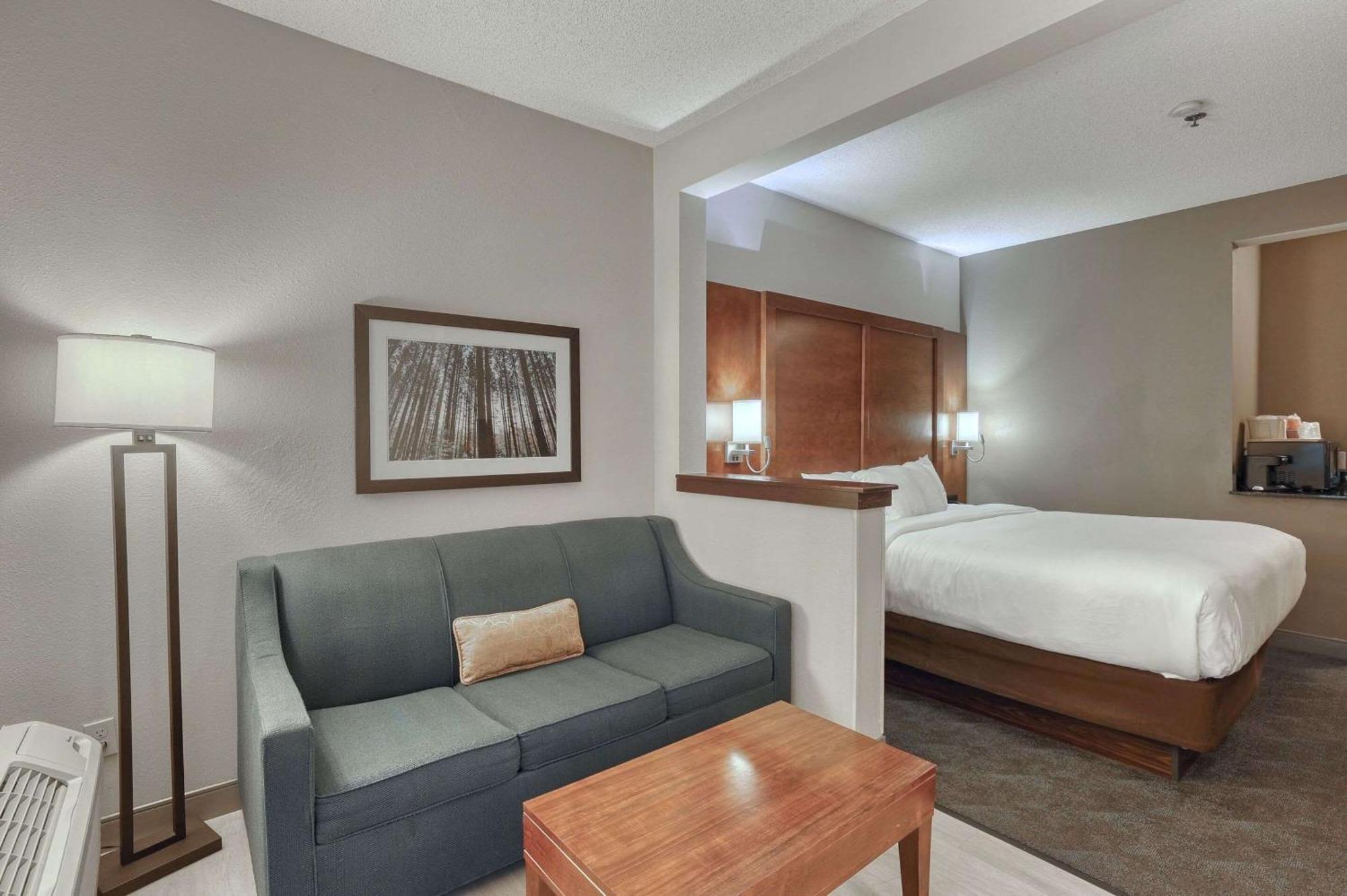 Comfort Suites Appleton Airport Exterior photo