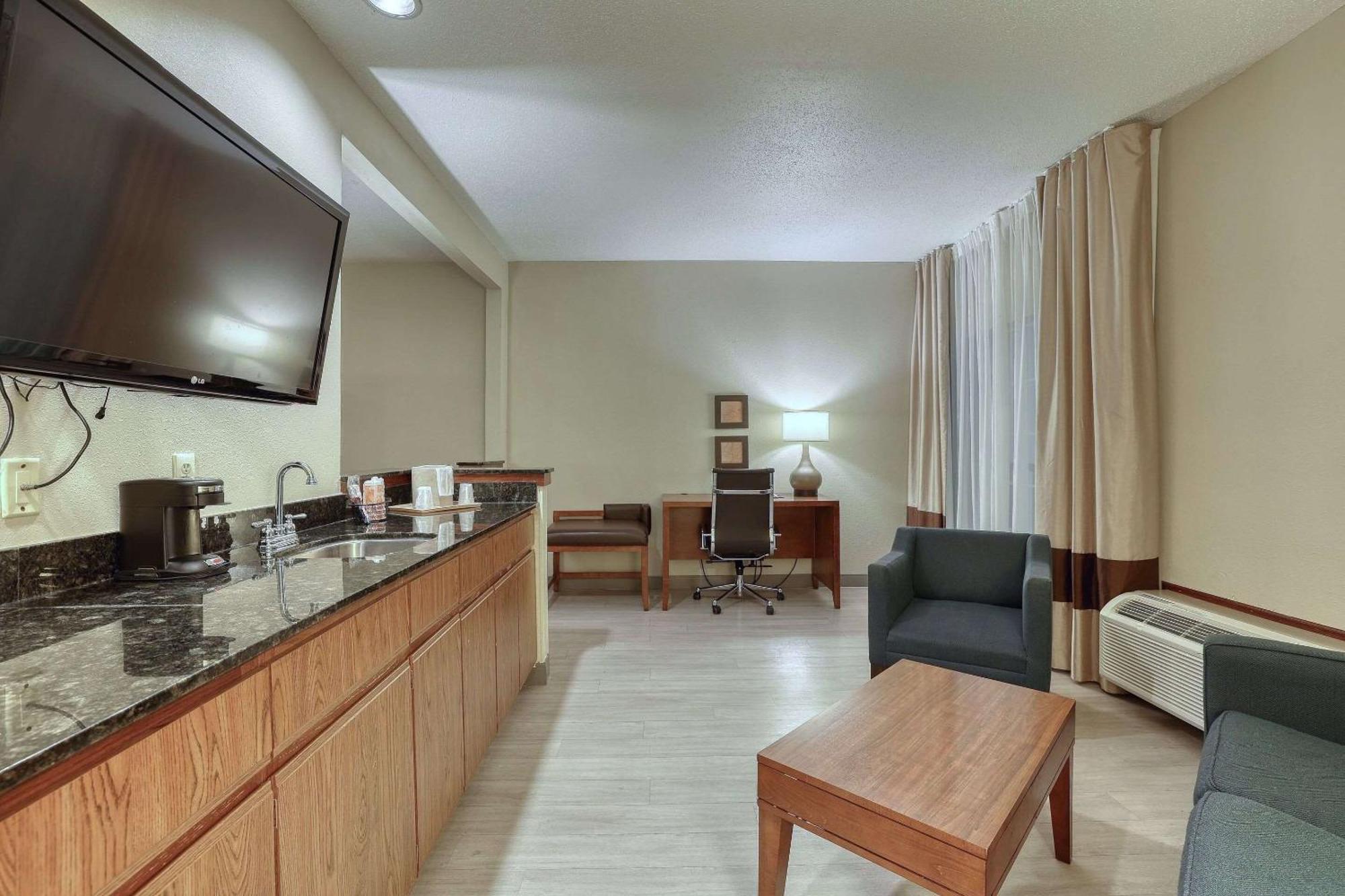 Comfort Suites Appleton Airport Exterior photo