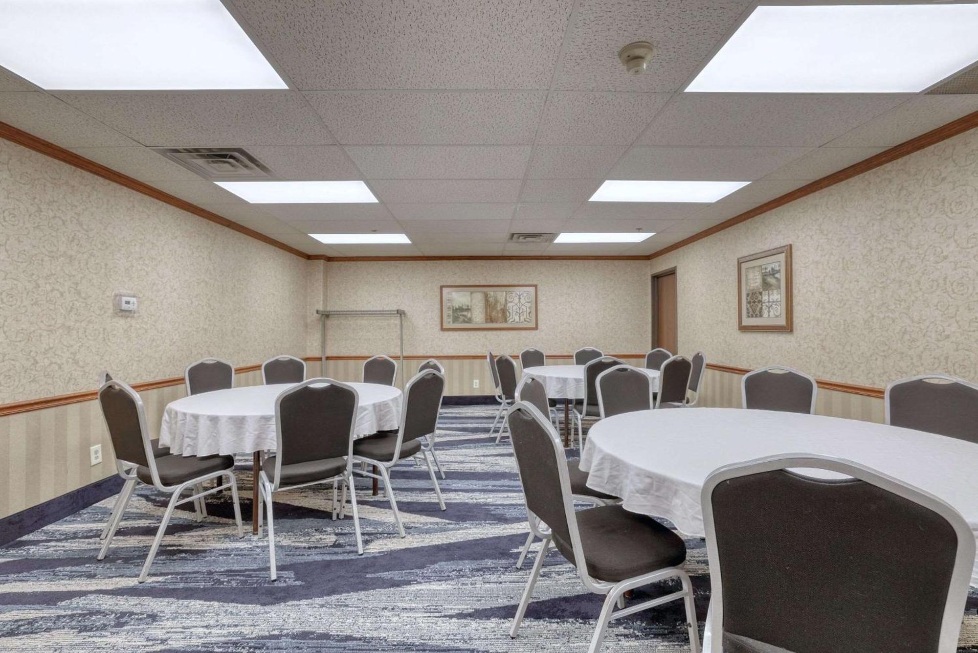 Comfort Suites Appleton Airport Exterior photo