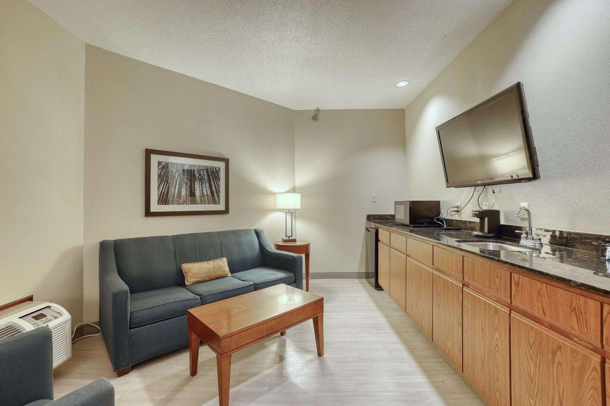 Comfort Suites Appleton Airport Exterior photo
