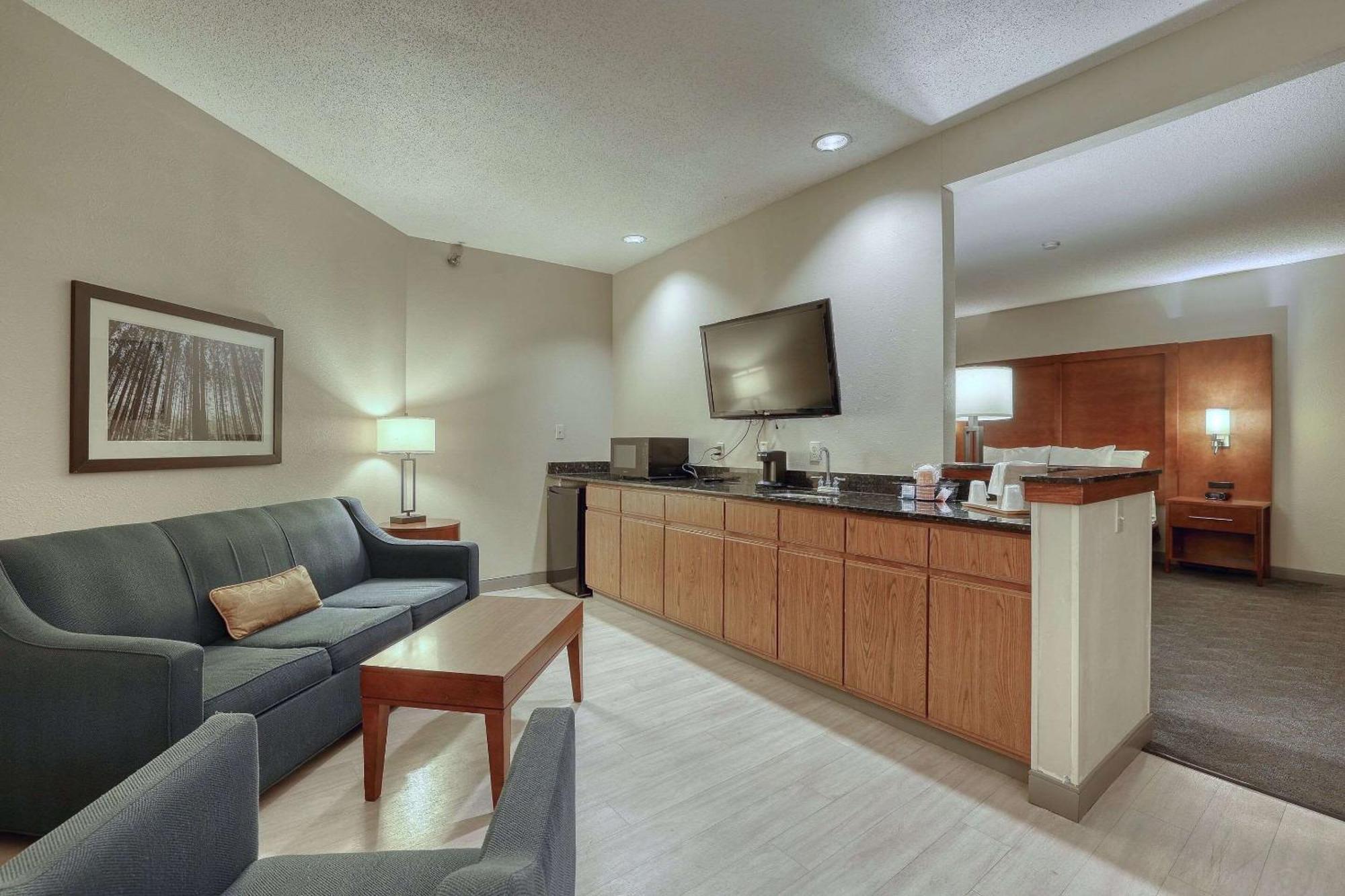 Comfort Suites Appleton Airport Exterior photo