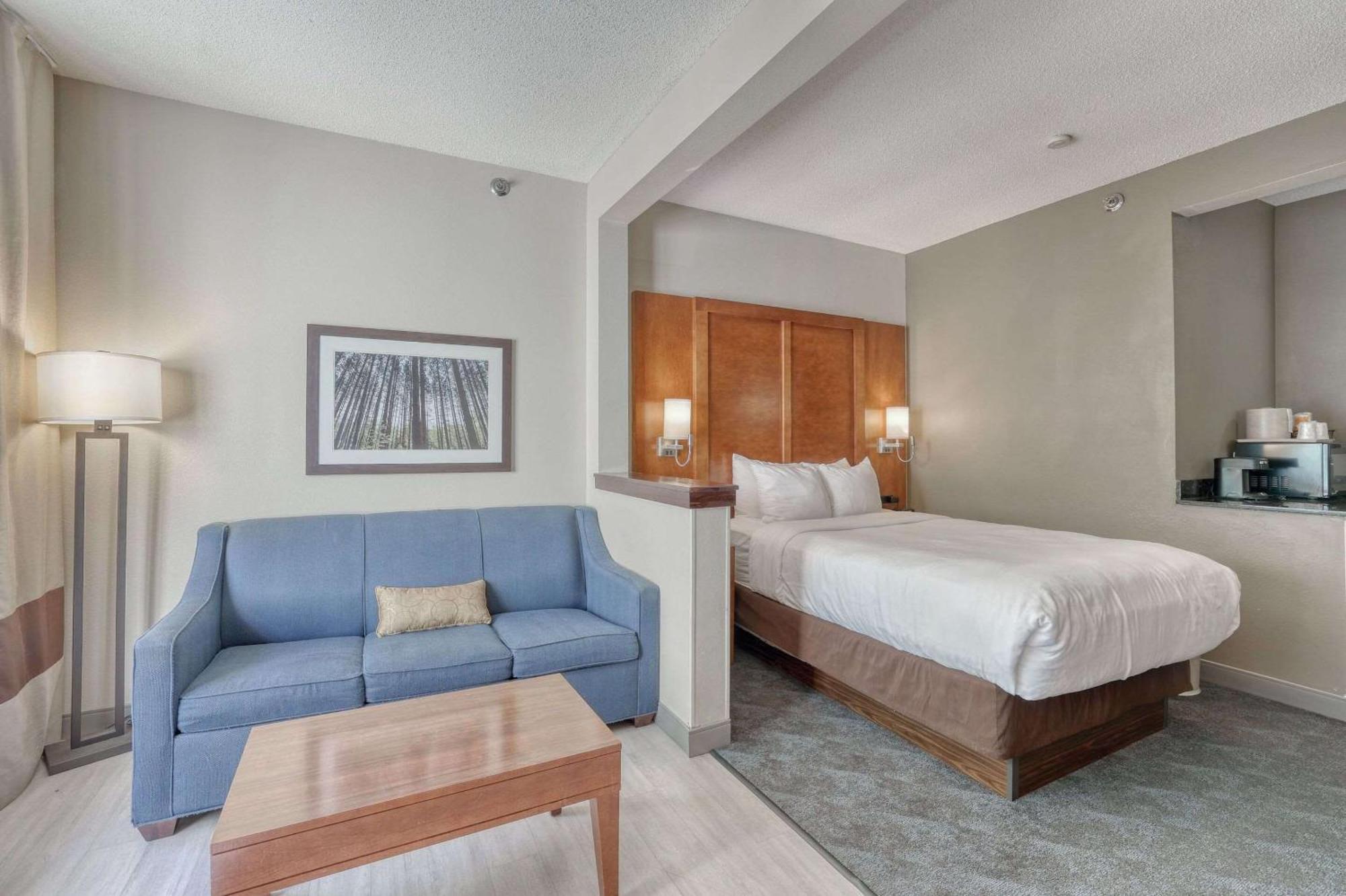 Comfort Suites Appleton Airport Exterior photo