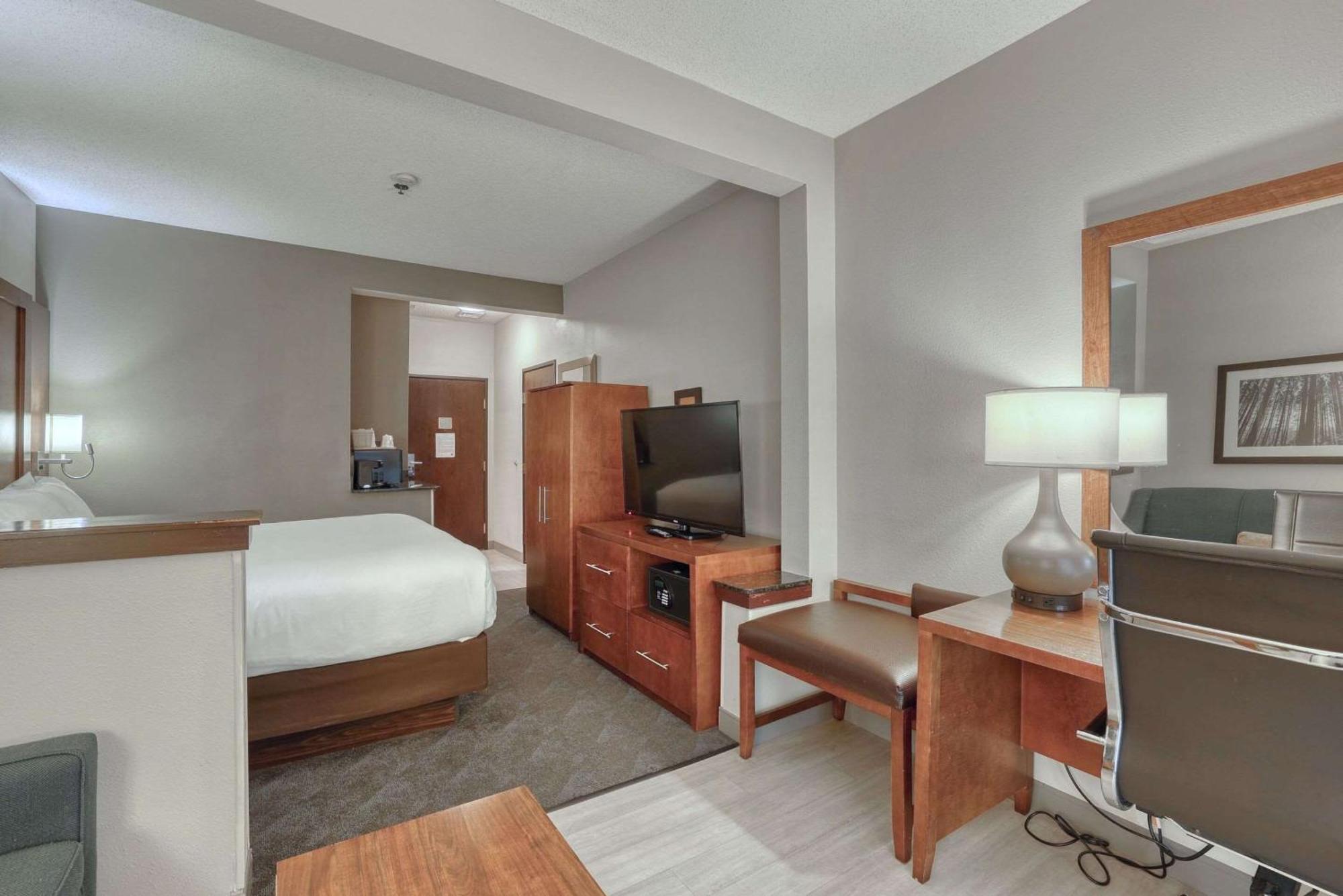 Comfort Suites Appleton Airport Exterior photo