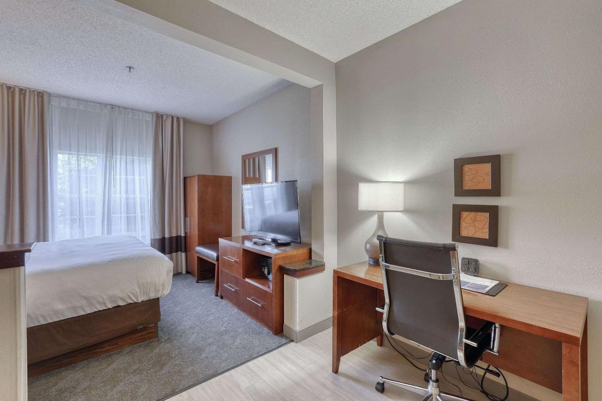 Comfort Suites Appleton Airport Exterior photo