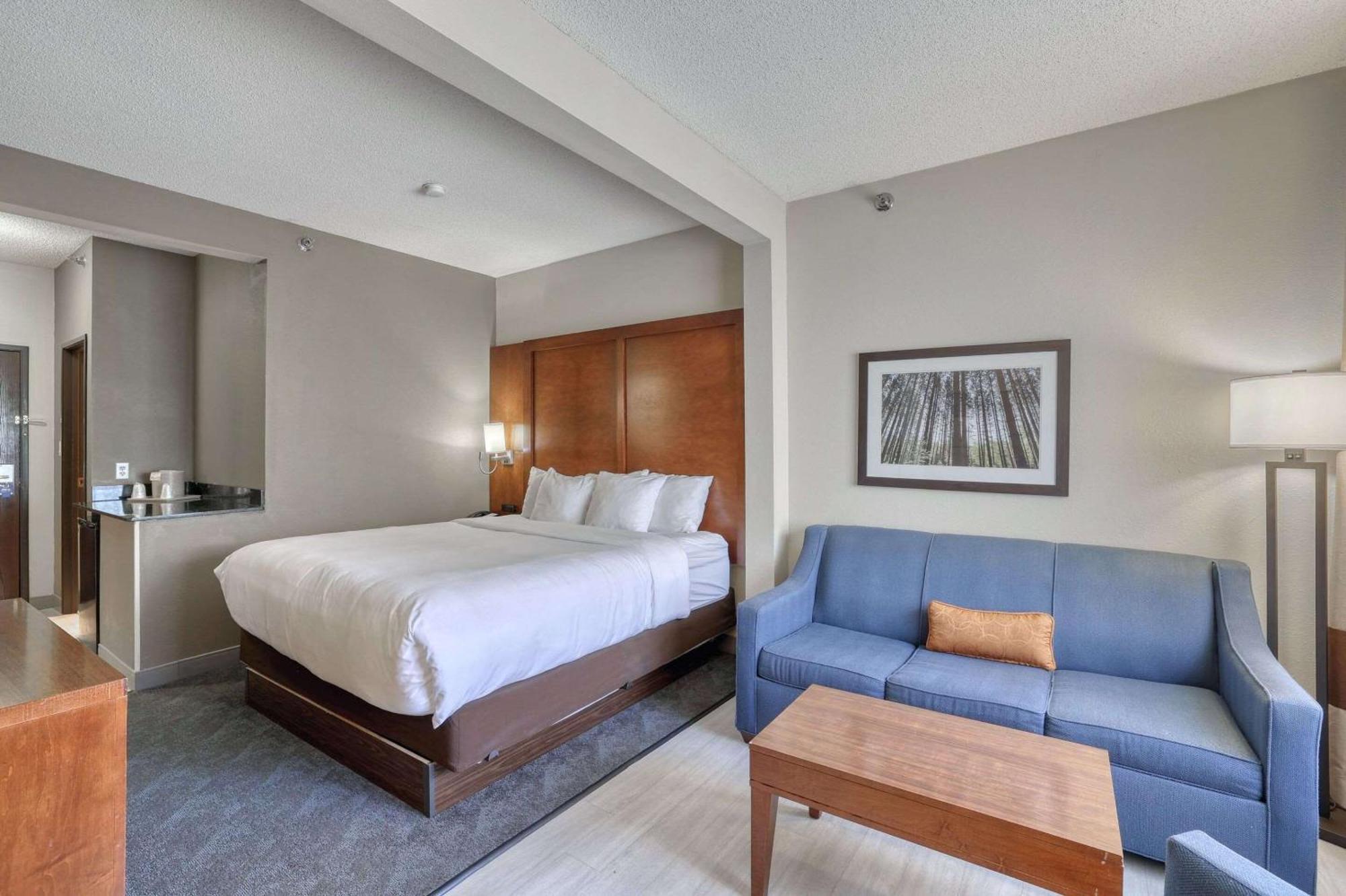 Comfort Suites Appleton Airport Exterior photo